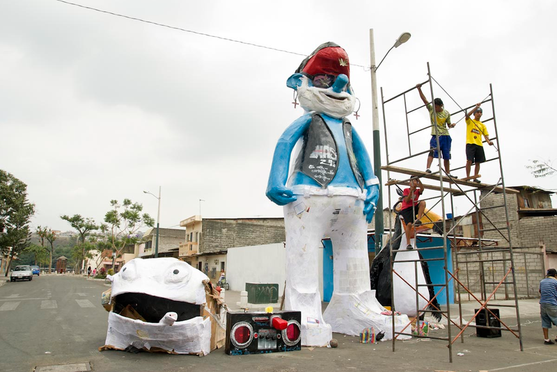 Illustration for article titled In Ecuador, insane giant sculptures of The Hulk and Hellboy invade on New Year's Eve